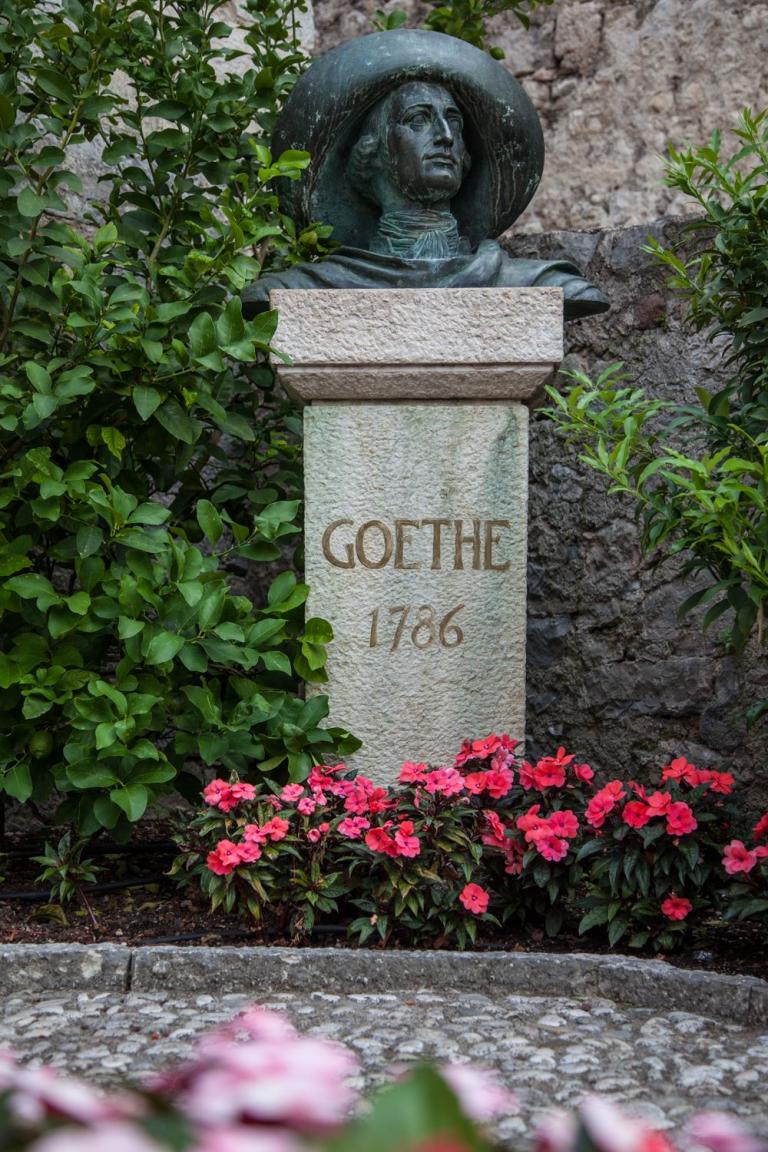 Goethe-Denkmal im Burghof der Scaligerburg in Malcesine