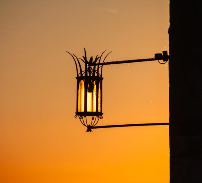Ein Licht geht auf (untergehende Sonne hinter einer Laterne an der Punta San Vigilio)
