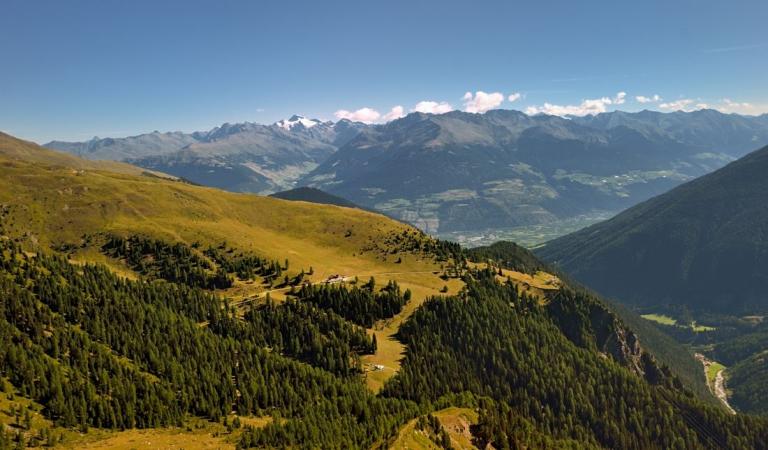 Rechts: Das Trafoital, mittig: Das Etschtal und dahinter liegen die Ötztaler Alpen