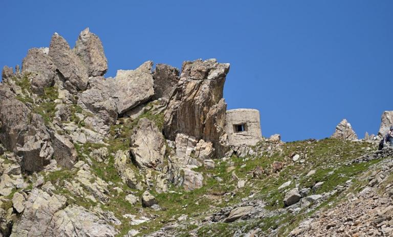 Eine alte Befestigungsanlage am Kamm des Col de Fenestre (2474 m) im Département Alpes-Maritimes.